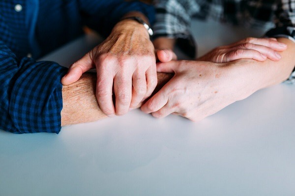 Γηρασμένα χέρια: θεραπείες για ανανέωση και αντιμετώπιση των κηλίδων στο δερματολογικό ιατρείο
